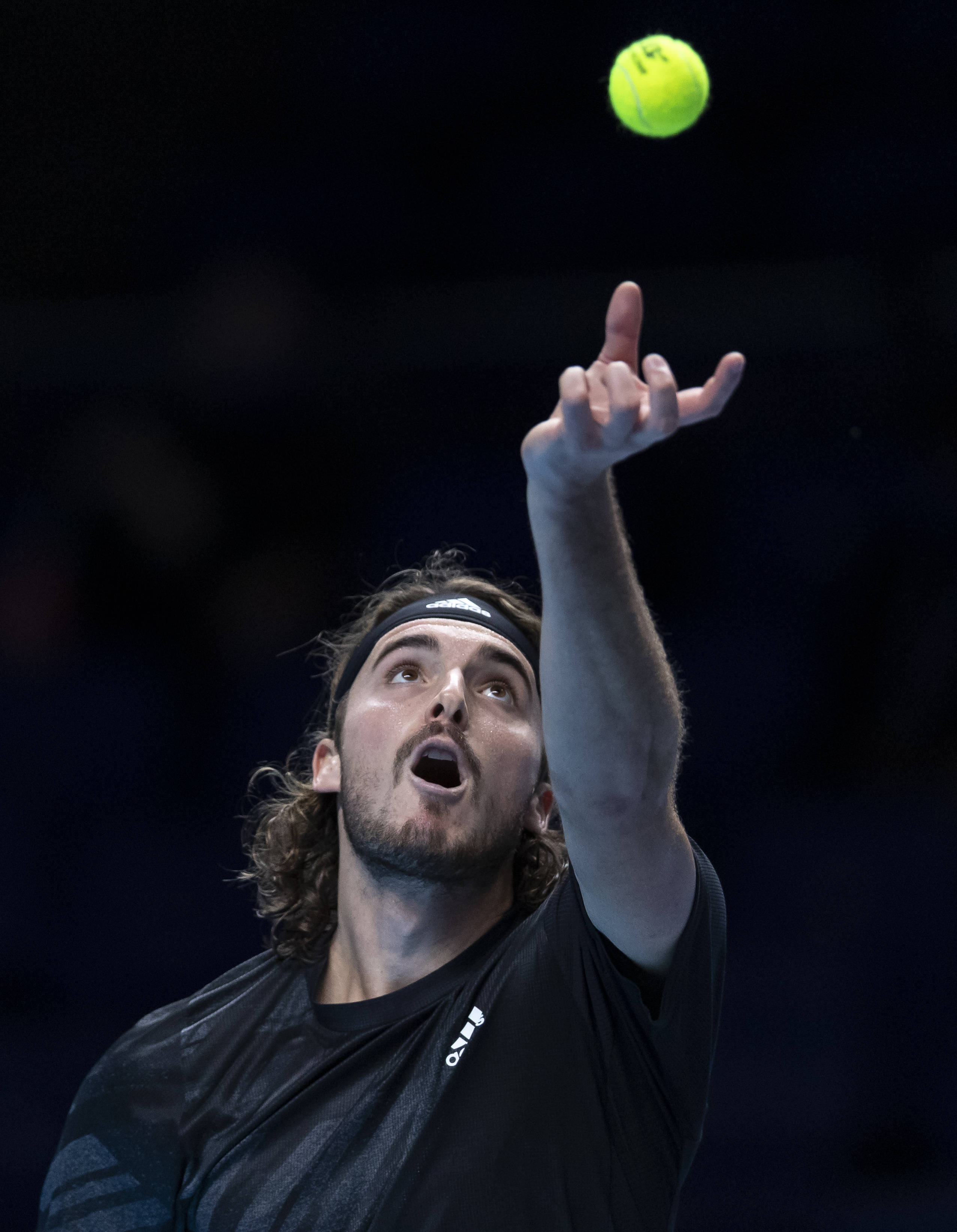 意大利网球队强势英国网球队，西西帕斯制霸全场