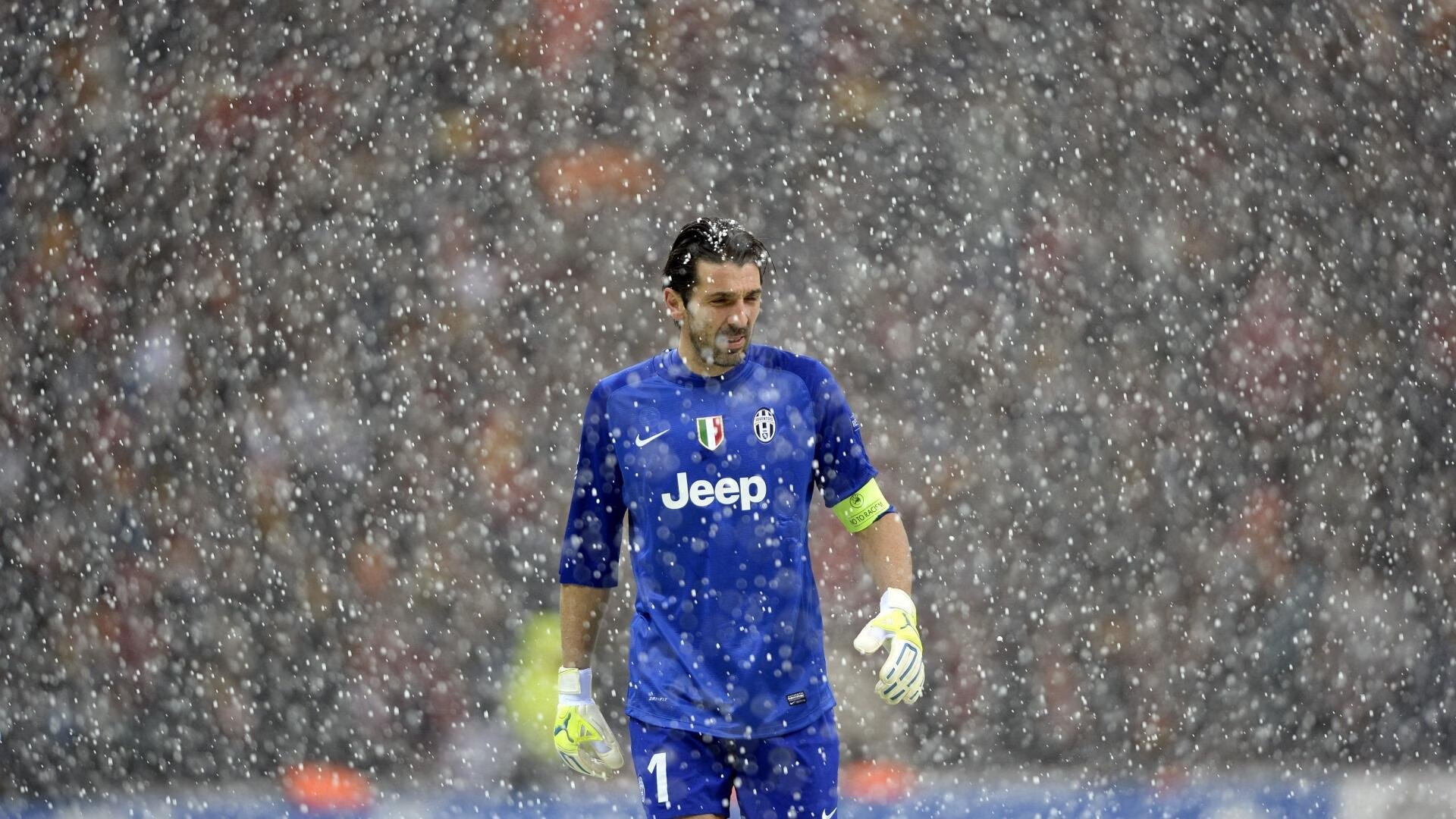 足球是圆的,但今夜为他平直落下