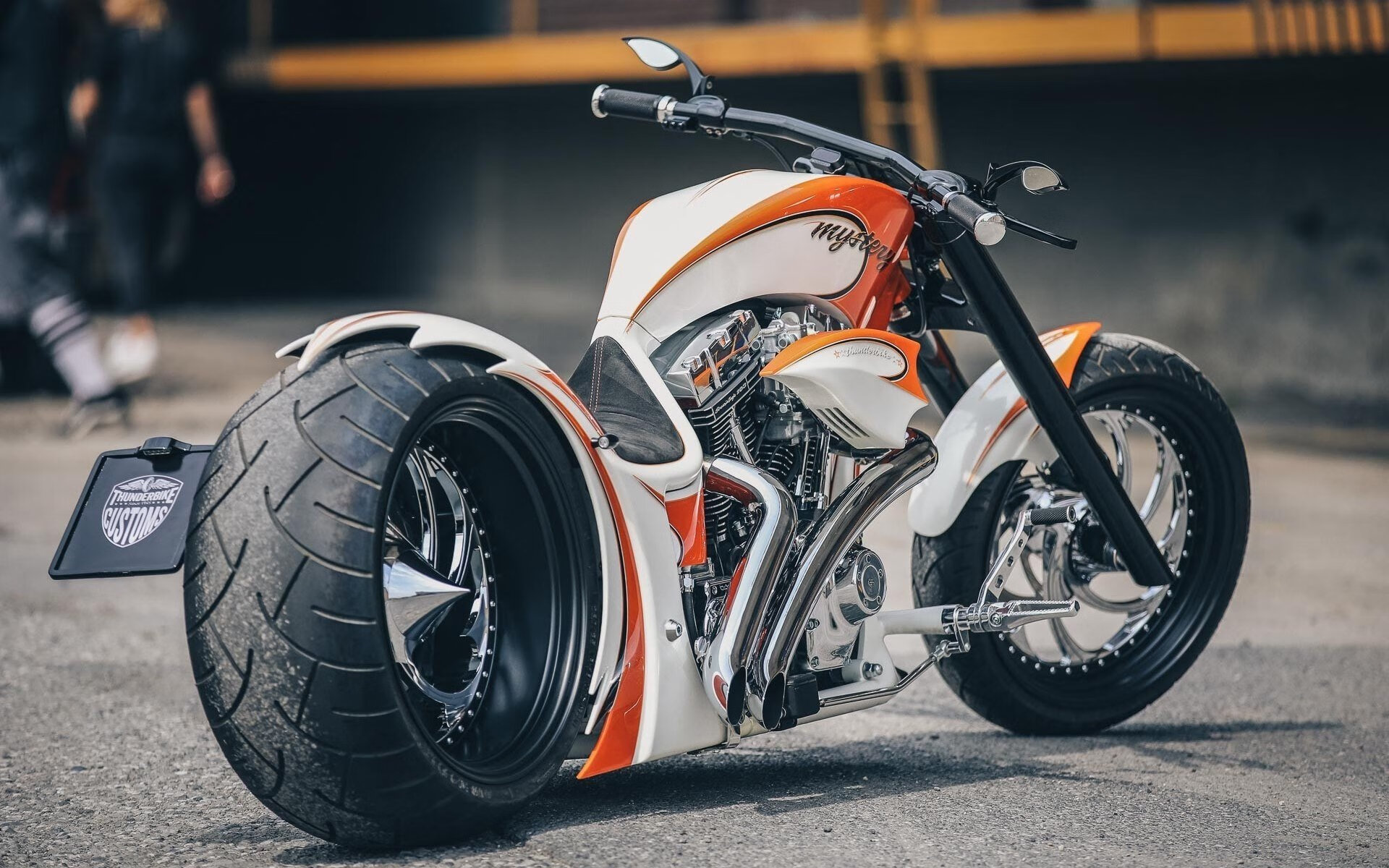 F1赛道喧嚣轰鸣，他沉默转身投进一记中距离