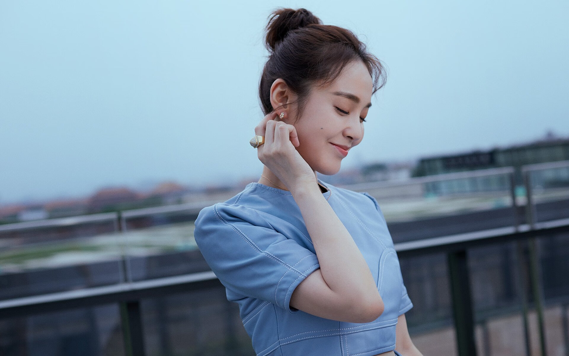 F1赛道喧嚣轰鸣，他沉默转身投进一记中距离