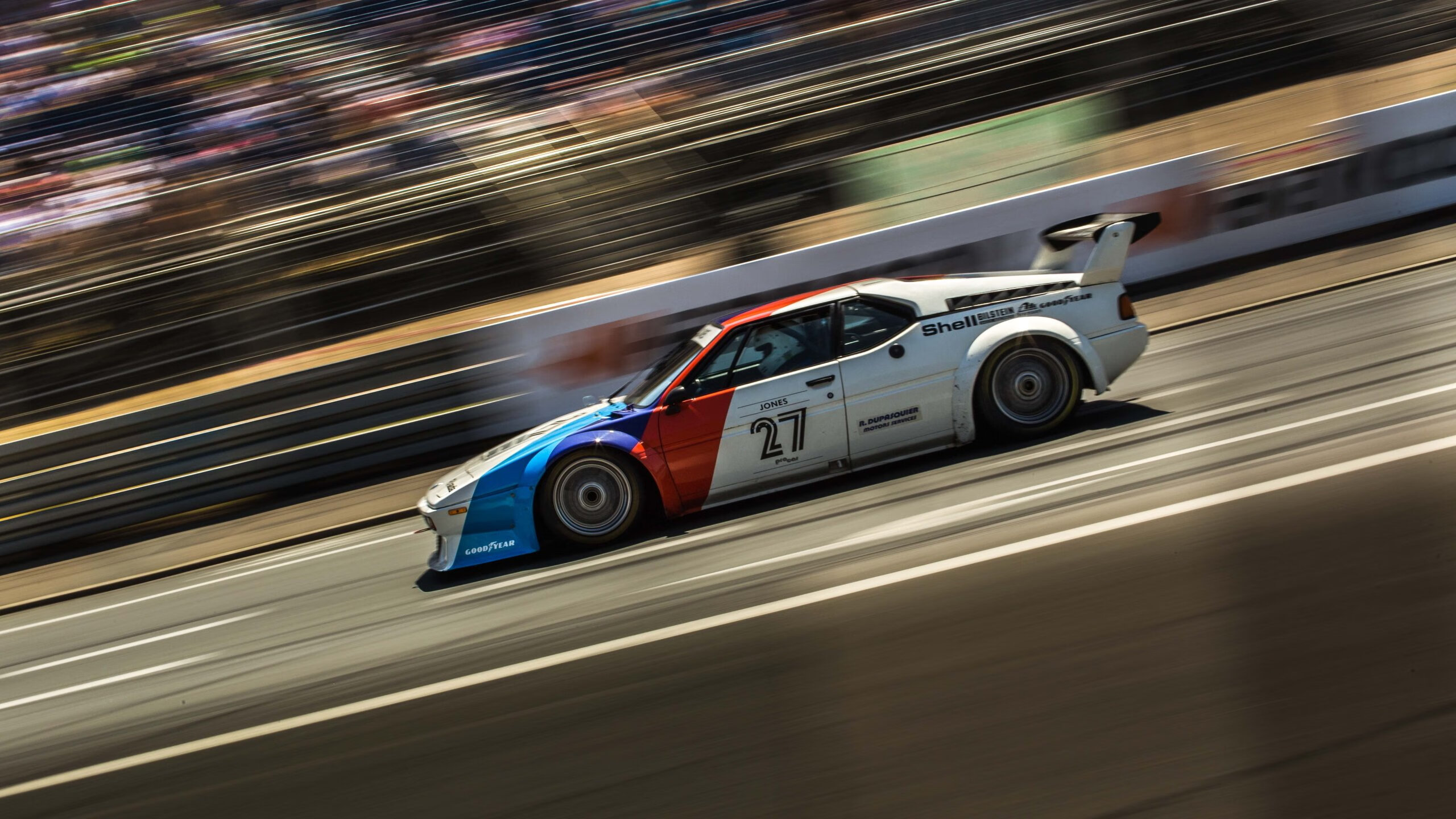 超现实赛道，当约基奇在银石用挡拆战术驾驶赛车，而尼克斯正用三分雨冲垮金州弯道